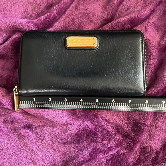 Marc by Marc Jacobs black leather zippered wallet - Picture 9 of 11